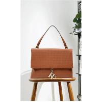 Bolsos de mujer de la marca CH en Europa y Estados Unidos Bolso de hombro con estructura de estilo retro Patrón Emed Mochila de lujo popular y versátil de alta gama - details 0