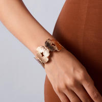 Pulsera ancha abierta de mariposa y flor hueca de acero inoxidable de alta calidad, brazaletes ajustables chapados en oro, joyería para mujer - details 4