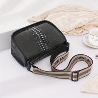 Bolso Bandolera Moderno con Diseño de Tachuelas, Elegante Bolso de Hombro con Correa Ancha Ajustable y Cierre de Cremallera - details 3