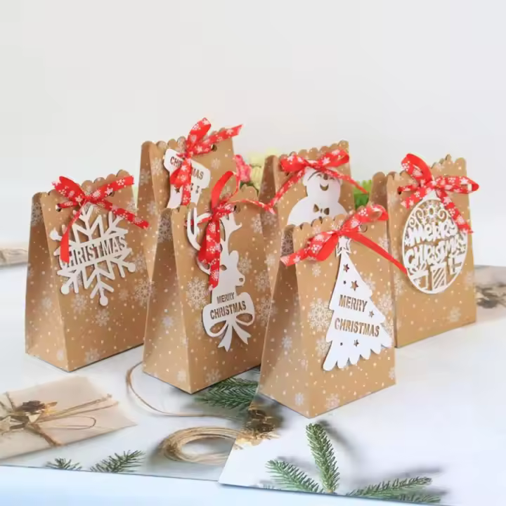 Bolsas de Regalo de Navidad de Papel Kraft 24pcs Ideal para Santa Claus, Llévate el Copo de Nieve, Bolsas de Dulces de Fiesta Navideña - 1
