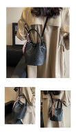 Bolso de mano de mujer nuevo de primavera y otoño de nicho de moda 2025, bolso de hombro versátil de moda, bolso de cubo tejido. - details 12