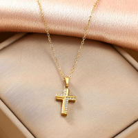 Colgante pequeño para mujer con microincrustaciones de circonita cruzada de lujo ligero de acero inoxidable Black King - details 16