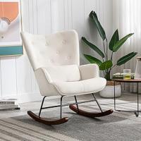 Escenas interiores modernas con una mecedora blanca en varios ángulos, colocada en una habitación minimalista con plantas e iluminación natural.