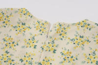 Minivestido estampado con cuello en V y mangas abullonadas. Vestido adornado con lazo de cintura alta con estampado floral. - details 17