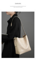 Bolso de hombro de cuero tejido a mano de gran capacidad a la moda bandolera bandolera bandolera para mujer - details 10
