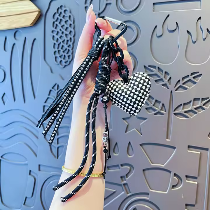 Colgante de lujo ligero de cuero estilo INS llavero de cuero a cuadros blanco y negro baratija con letras en forma de corazón - 1