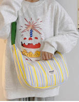 Bolso de mensajero de gran capacidad para estudiantes informales, nuevo bolso de hombro versátil a rayas de color en contraste para mujer, bolso de viaje personalizado tipo dumpling. - details 18