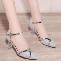 NOVEDAD DE VERANO 2025, sandalias de cuero de tacón pequeño medio alto dorado grueso puntiagudo, zapatos individuales huecos - details 1