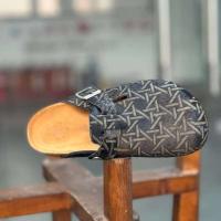 Zapatillas de suela gruesa de cuero de crin de moda con mula plana de diseñador al aire libre unisex con logotipo de alta calidad - details 0