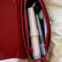 Bolso bandolera pequeño de charol para mujer con solapa, diseño vintage rojo - details 11