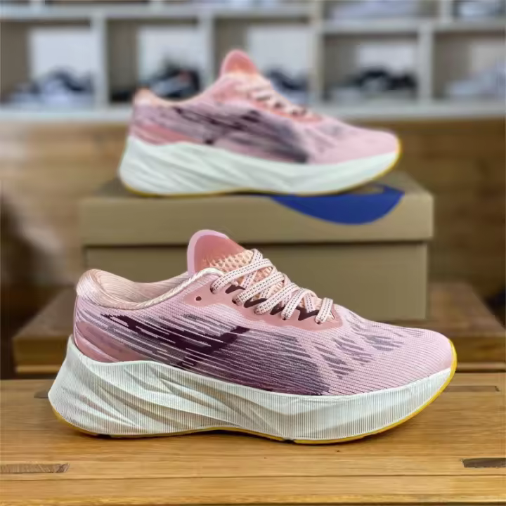 Las zapatillas para correr para maratones para hombres y mujeres son calzado deportivo liviano, que absorbe los golpes, transpirable y que rebota. - 1