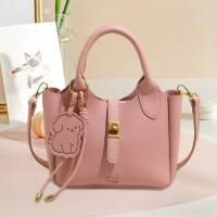Bolso de mano elegante con forma de cubo cruzado inclinado, bolso de mano con colgante de cachorro para mujer, bolso de hombro de cuero de PU de alta gama con patrón de lichi, primavera y verano - details 31