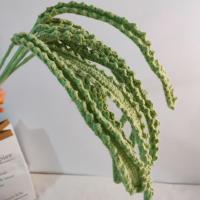 Bonito ramo de rosas tejido a mano, artesanía artesanal terminada, flores artificiales de ganchillo, ramas de plantas tejidas caseras, decoración de escritorio para el hogar - details 4