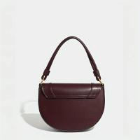 Bolso de sillín para mujer en color burdeos - Cuero sintético de alta calidad con cierre magnético en tono dorado, correa de hombro ajustable y costuras en contraste - Versátil para viajes, oficina, compras - Incluye correa para la muñeca - Regalo perfect - details 2
