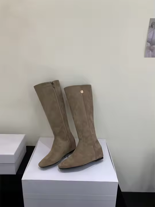 Botas de moda versátiles rectas de cabeza cuadrada pequeña de gamuza Botas de hebilla de metal con aumento de altura interior - 1