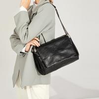 Bolso de hombro estilo vintage para mujer - Bolso hobo de gran capacidad con correa de cadena, cierre magnético y diseño acolchado, negro - details 0