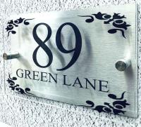 Placa de casa, letreros de números de puerta acrílicos personalizados, placa con nombre de calle con bonitos diseños en cada esquina - details 0