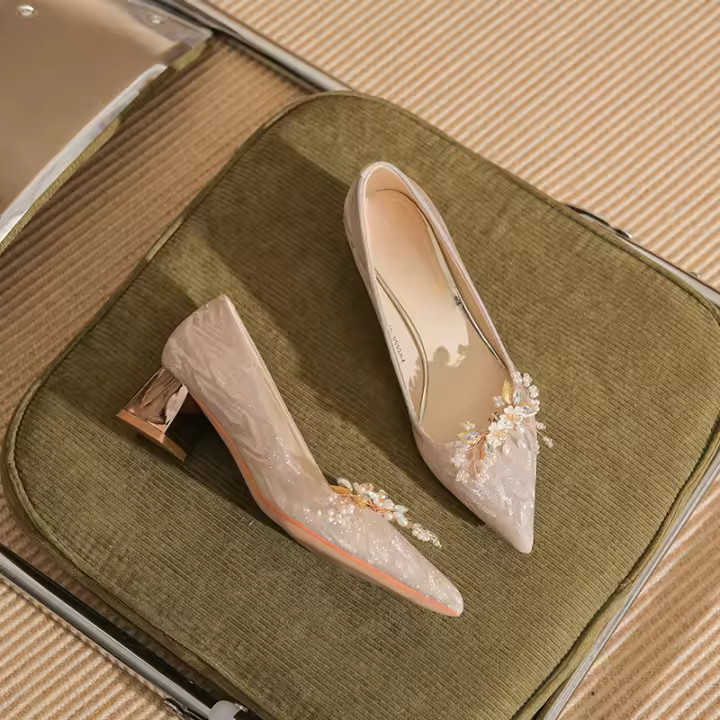 Tacones altos de las mujeres de la primavera nuevos zapatos de boda de cristal versátil tacón puntiagudo hebilla gruesa solo zapatos - 1