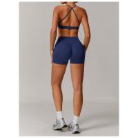 Una mujer con pantalones cortos de yoga de cintura alta que levantan la cadera sobre pantalones cortos deportivos ajustados, adelgazantes y para correr. - details 2