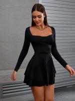 El vestido de mujer se cierra y muestra una falda corta de cuello cuadrado delgado - details 3
