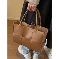 Bolso de mano grande todo en uno, bandolera trenzada de gran capacidad para axila, a la moda, novedad de otoño, 2025 - details 9