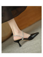 Baotou usa tacones de aguja y zapatillas con pedrería. - details 12