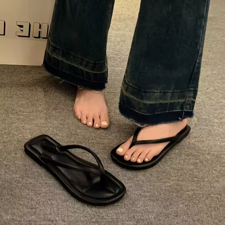 Chanclas de gran tamaño a la moda de verano, zapatos muller de fondo plano, zapatillas frescas con punta, zapatos de playa, ropa de alta gama para mujer - 1