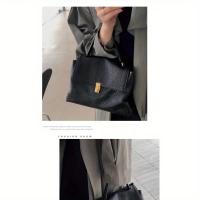 Bolso de mano de piel sintética negra de gran capacidad para mujer: elegante bolso de viaje de alta gama con opción cruzada, cierre de cierre de beso y detalles cosidos - details 3