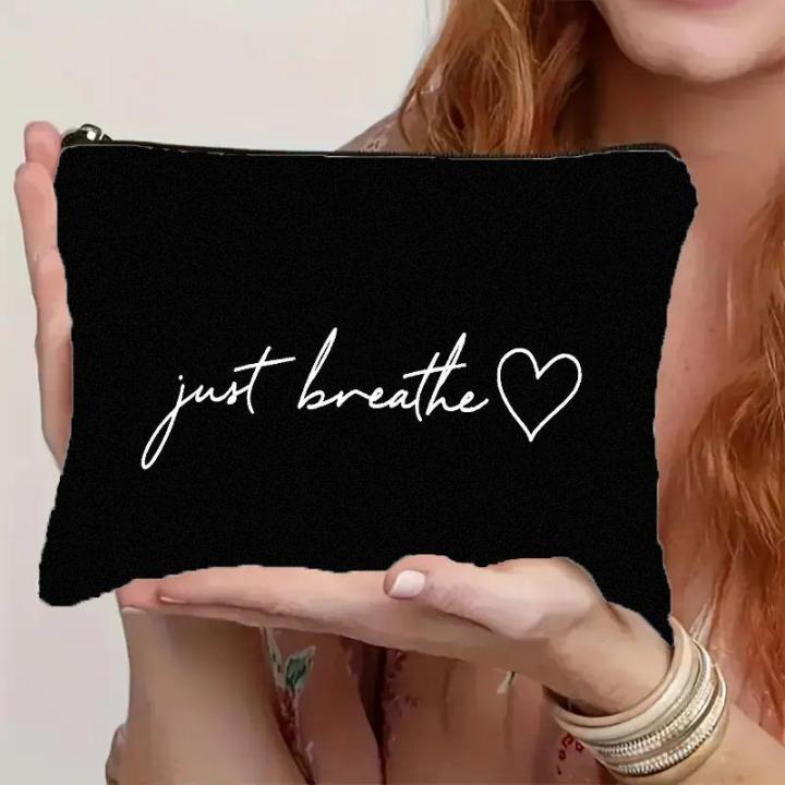 Bolsa de maquillaje plana 2D con estampado de texto 'Just Breathe' en negro y cierre de cremallera duradero - Organizador de cosméticos ligero, estable en color y flexible para mujeres y niñas, neceser de cuidado personal para regalar a amigos, familiares