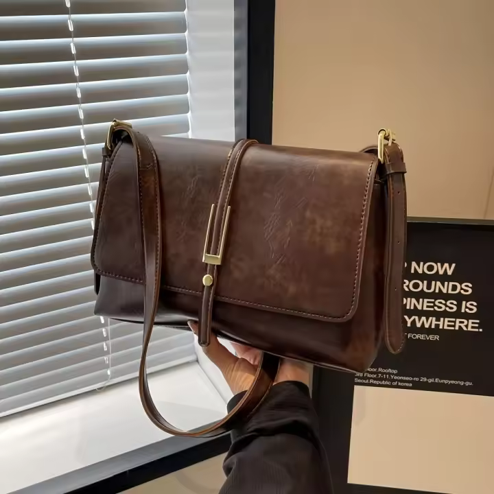 Bolso Casual Cuadrado con Tapa Magnética Marrón Café, Patrón Texturado, Herrajes Dorados - 1
