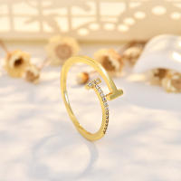 Doble letra T con diamantes diseño senseplata anillo cruzado mujer oro premium sensefinger color ambiental - details 2