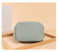 Mochilas de color verde Mochila pequeña para niña Bolsas casuales lindas y elegantes para mujer Diseño de moda Bolsas de libros ligeras fáciles de llevar con decoraciones colgantes - details 21