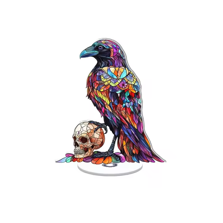 La pantalla acrílica giratoria presenta un vibrante cuervo de estilo victoriano con un cráneo que muestra detalles intrincados y colores brillantes sobre un fondo blanco. - 1