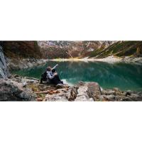 Pareja junto al lago, senderismo