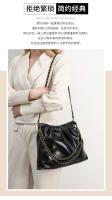 Bolsos de mujer de gran capacidad a la moda, nuevo bolso de mensajero de cadena plisada con textura de alta calidad en color sólido. - details 1