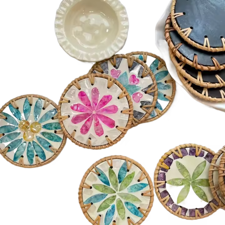 Nuevo Posavasos de ratán de 10cm, colorido tapete para taza de concha hecho a mano, almohadilla protectora redonda resistente al calor para mesa de comedor, para café, té, bebida caliente - 1