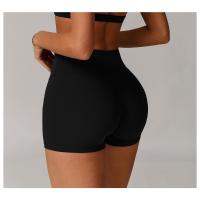 Una mujer con pantalones cortos de yoga de cintura alta que levantan la cadera sobre pantalones cortos deportivos ajustados, adelgazantes y para correr. - details 16