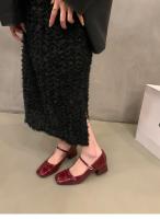 Zapatos rojos de tacón grueso para mujer con falda y zapatos de noche. - details 1