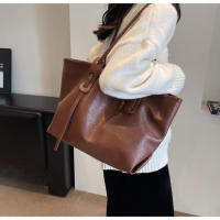 Bolso de gran capacidad retro premium, bolso de hombro simple y explosivo para mujer, bolso de mano para llevar bajo el brazo. - details 19