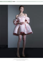 Vestido de noche de lujo ligero francés con un diseño elegante y elegante. Banquete estilo corto, fiesta de cumpleaños, un hombro rosa. - details 2
