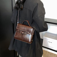 Nuevo Bolso Retro de Gamuza 2025 Estilo Contraste para Mujeres Bolso de Hombro Portátil con Hebilla de Cinturón - details 6