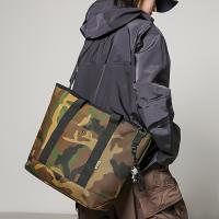 Bolso de mano SPUNK Camo Nylon - Gran capacidad, impermeable y duradero con correa ajustable |   Bolso bandolera y bandolera informal para exteriores con detalle reflectante y llavero gratis - details 2