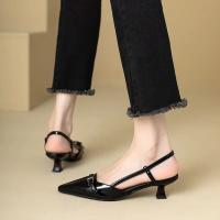 Sandalias de tacón medio de charol puntiagudo rojo vino francés para mujer, zapatos vacíos Retro con tacón ajustado en la espalda, novedad de verano 2025 - details 11