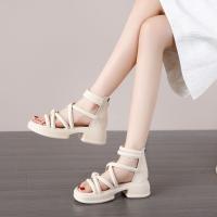 Sandalias verano de las mujeres 2025 nuevo desgaste exterior antideslizante de fondo plano zapatos de playa versátil negro vacío botas frescas marea - details 6