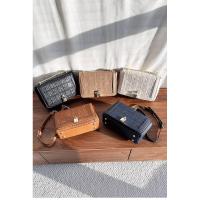 CH Metal Lock Design Color sólido Marca Carta Impresión Cadena Mujer Versátil Commuter Moda Bandolera con solapa Mochila de lujo de alta gama - details 0