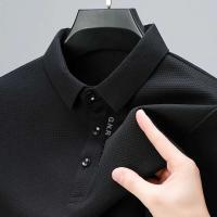 Polo de hombre de manga larga estilo gofre con letras informales en el cuello - details 3