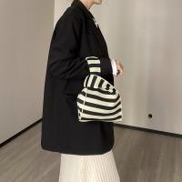 Bolso de Mano Tejido a Mano con Rayas Anchas Nuevo Minimalista Coreano para Mujeres Bolso de Pulsera Reutilizable para Estudiantes y Compras - details 4