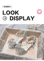 Los nuevos zapatos de princesa de cristal con tacón alto para niños muestran el espectáculo de las sandalias del anfitrión del escenario. - details 8