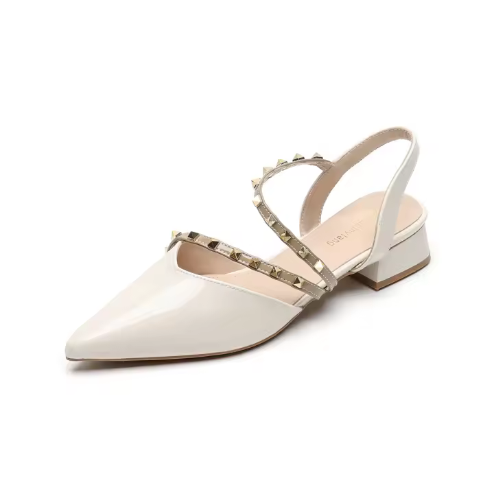 Sandalias de verano para mujer con tacón grueso, punta puntiaguda y remaches en color nude. - 1