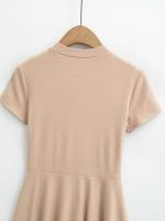 Vestido básico de manga corta de color sólido ajustado de estilo europeo y americano para mujer con cintura y cuello medio alto delgado Empalme de una palabra falda de swing grande - details 7